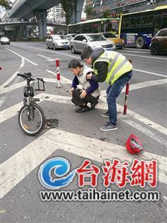 骑手遇老人摔倒毫不犹豫搀扶视频骑手遇见老人摔倒毫不犹豫搀扶，展现人性光辉瞬间视频走红网络