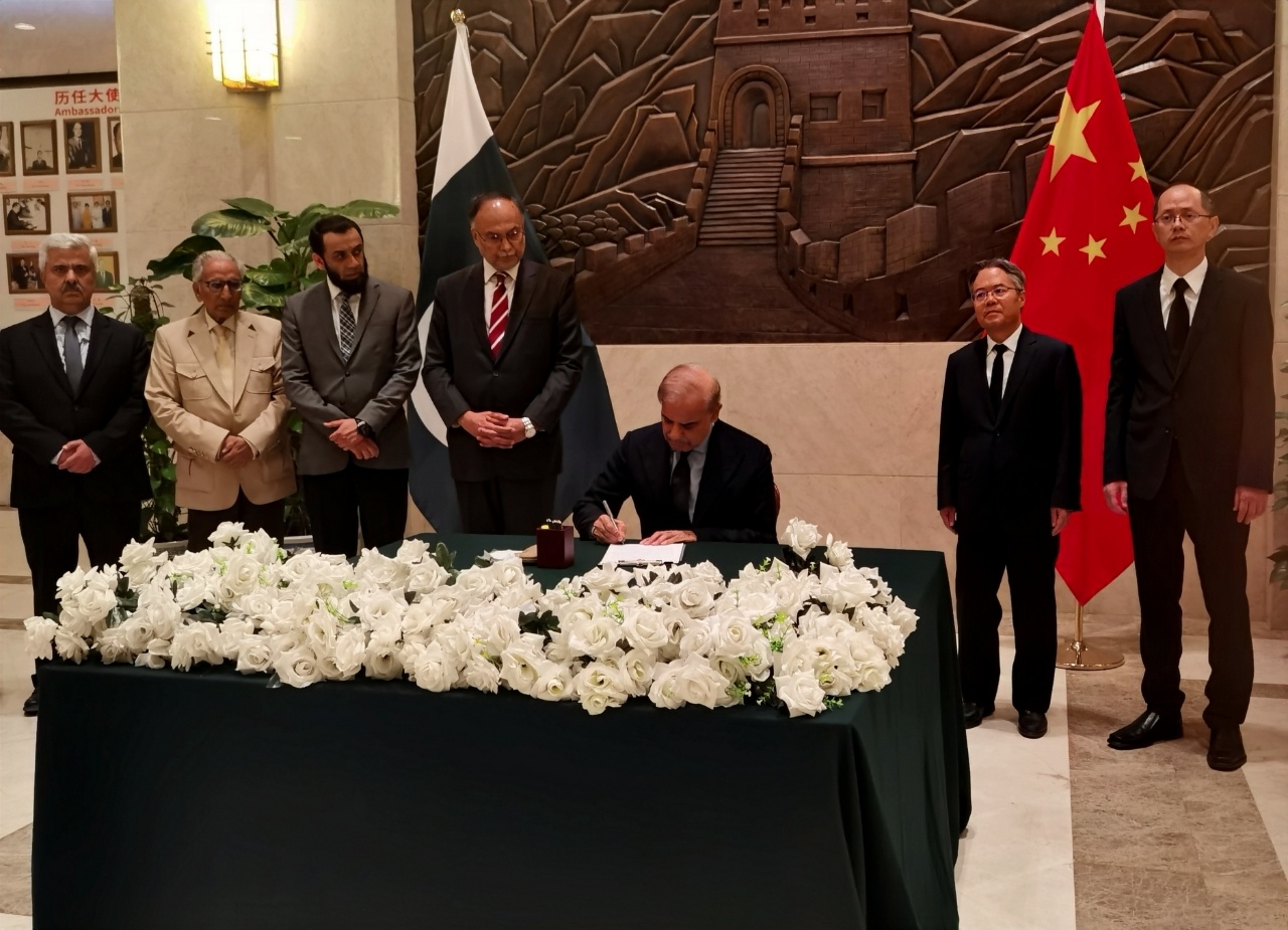 巴基斯坦总理夏巴兹乘机抵达天津